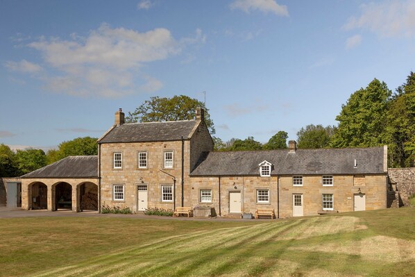Grooms Cottage - the row of cottages, with Grooms Cottage in the centre