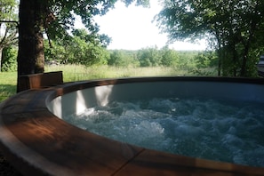 Outdoor spa tub