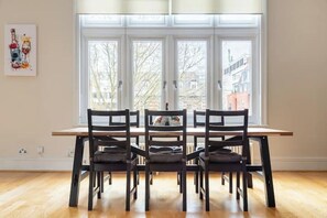 Dining area for 6 people