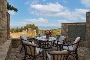 Exclusive Outdoor Dining Area with Coastal Panorama
Perfect for leisurely breakfasts or sunset dinners under the sky.