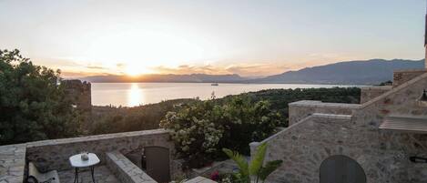 Exclusive Garden Terrace with Sea and Olive Grove View
A peaceful, elevated spot with uninterrupted views of the Messinian Gulf.