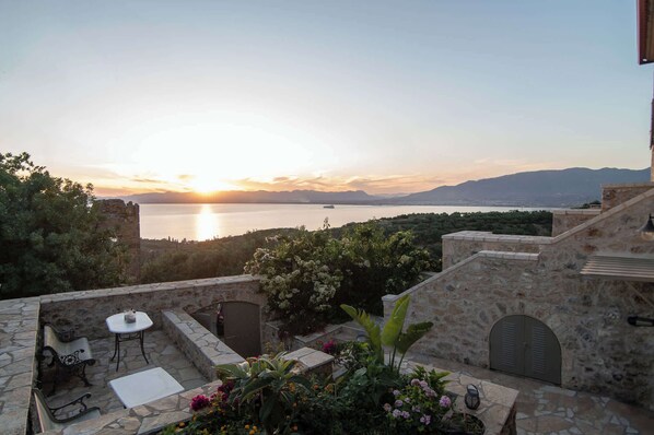 Exclusive Garden Terrace with Sea and Olive Grove View
A peaceful, elevated spot with uninterrupted views of the Messinian Gulf.