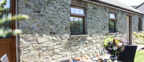 Outside view of Yr Onnen