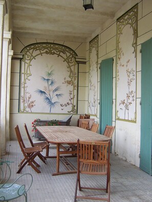 Outdoor dining