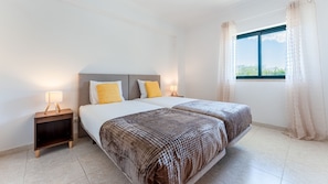 Comfortable twin bedroom with soft lighting and neutral tones, designed for restful nights and a tranquil atmosphere.
#SereneBedroom #RestfulNights #CozyInteriors #LovelyStayPortugal #SleepWell #MidscalePremium