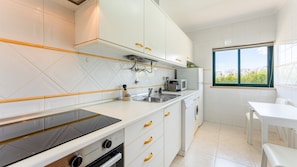 Prepare your meals in this roomy kitchen, filled with natural light and outfitted with modern appliances to inspire your inner chef.
#BrightKitchen #ModernAppliances #CookingInStyle #NaturalLight #LovelyStayPortugal #PremiumRental #HomeCooking