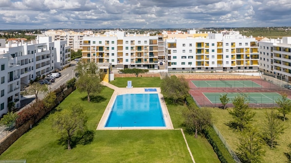 Enjoy spacious communal grounds with a large outdoor swimming pool, perfect for relaxation and leisure in a secure residential complex.
#Algarve #vacations #pool #summer #HomeComforts