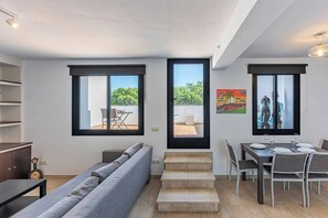 Bright space with sofa, TV and direct access to the terrace. (1)