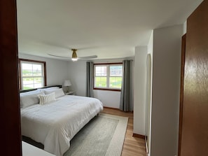 King Bed|Full ensuite Bath|ceiling fan|dresser