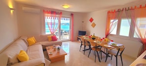 Main living room/ Dining room