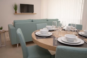 ¡Bienvenido al Nina da Nazaré! Apartamento T2 en el centro histórico, a 2 min de la playa y a 3-4 min del mercado. ¡Comodidad, ubicación y conveniencia!
