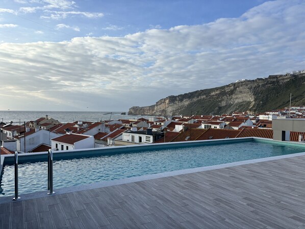 ¡Bienvenido al Nina da Nazaré! Apartamento T2 en el centro histórico, a 2 min de la playa y a 3-4 min del mercado. ¡Comodidad, ubicación y conveniencia!
