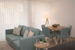¡Bienvenido al Nina da Nazaré! Apartamento T2 en el centro histórico, a 2 min de la playa y a 3-4 min del mercado. ¡Comodidad, ubicación y conveniencia!