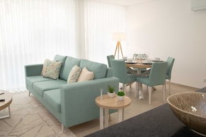 ¡Bienvenido al Nina da Nazaré! Apartamento T2 en el centro histórico, a 2 min de la playa y a 3-4 min del mercado. ¡Comodidad, ubicación y conveniencia!