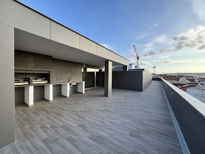 ¡Bienvenido al Nina da Nazaré! Apartamento T2 en el centro histórico, a 2 min de la playa y a 3-4 min del mercado. ¡Comodidad, ubicación y conveniencia!