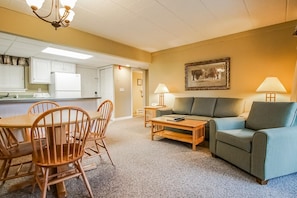 The bright, open living space seamlessly connects to a full kitchen, making it perfect for families looking to unwind and enjoy their stay near Lake Wallenpaupack and local golf courses.