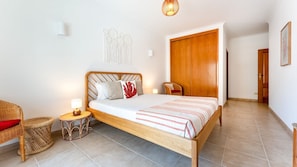 Sleep in style! This bright ensuite bedroom blends comfort and coastal vibes with its natural decor and private balcony access.
#TropicalRetreat #EnsuiteBedroom #LagosLiving #CoastalStyle #AlgarveStay #PortugalGetaway
