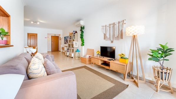 Unwind in this cosy and sunlit living room, complete with cable TV, a comfy sofa, and a peaceful reading nook. Your perfect Algarve retreat starts here.
#LagosApartment #CosyLiving #PortugalStay #AlgarveEscape #ReadingNook #AirbnbPortugal