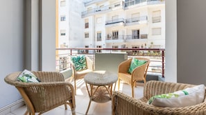 Morning coffee or evening wine? Take in the fresh air on your private balcony, furnished for total relaxation in the heart of Lagos.
#PrivateBalcony #OutdoorVibes #LagosAlgarve #PortugalViews #HolidayMode #AirbnbLagos