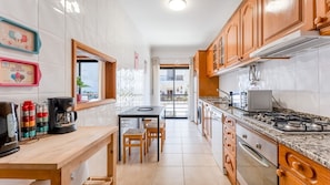 Cook up your favourite meals in this bright and fully equipped kitchen.
#FullyEquippedKitchen #LagosApartment #AlgarveGetaway #BalconyDining #HolidayCooking