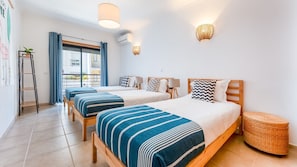 Perfect for families or friends, this airy room with three single beds and direct balcony access offers both space and style.
#FamilyFriendlyStay #LagosApartment #GroupTravel #PortugalStay #StylishComfort #AirbnbAlgarve