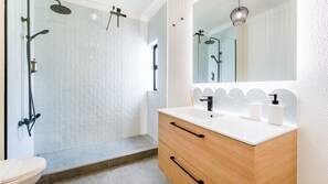 Refresh in a sleek, modern bathroom equipped with a spacious walk-in shower and contemporary fixtures for a clean and stylish start to your day.
#ModernBathroom #WalkInShower #FreshStart #StylishSpaces #BathroomGoals #LovelyStayPortugal #PremiumStay
