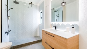 Refresh in a sleek, modern bathroom equipped with a spacious walk-in shower and contemporary fixtures for a clean and stylish start to your day.
#ModernBathroom #WalkInShower #FreshStart #StylishSpaces #BathroomGoals #LovelyStayPortugal #PremiumStay
