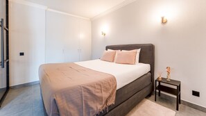 Rest easy in the serene bedroom featuring a plush queen bed and soft lighting, crafted for ultimate comfort and peaceful nights.
#RestfulNights #BedroomComfort #CozyBedroom #SleepWell #LovelyStayPortugal #PremiumStay #RelaxAndRecharge #HomeComforts