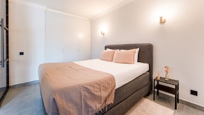 Rest easy in the serene bedroom featuring a plush queen bed and soft lighting, crafted for ultimate comfort and peaceful nights.
#RestfulNights #BedroomComfort #CozyBedroom #SleepWell #LovelyStayPortugal #PremiumStay #RelaxAndRecharge #HomeComforts