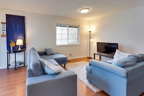 Living Room | Full Sleeper Sofa | Free WiFi | Smart TV