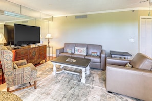 Living Room | Queen Sleeper Sofa | Smart TV | Free WiFi | Central A/C & Heating