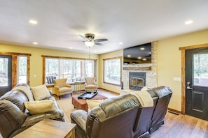 Living Room | Smart TV | Free WiFi | Central Heating & A/C