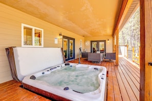 Covered Deck | Hot Tub | Outdoor Dining Set | Gas Fire Pit | Gas Grill