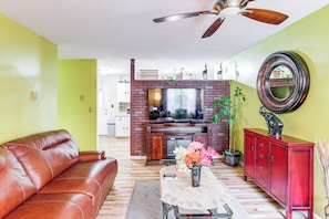 Living Room | Smart TV | Free WiFi | Central Air Conditioning/Heat