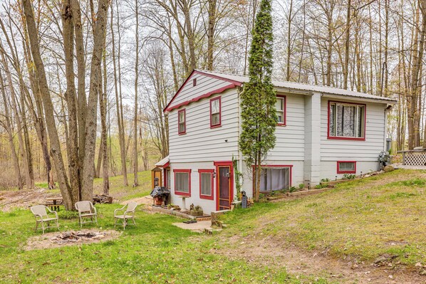 Lake Vacation Rental | 2BR | 1.5BA | 480 Sq Ft | 2 Steps to Enter
