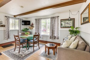 Dining Area | Dishware/Flatware Provided | Main Floor