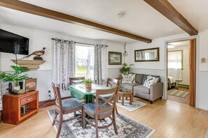 Living Room | Free WiFi | Smart TV | Main Floor