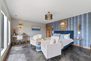 Primary King Suite Lakeview 