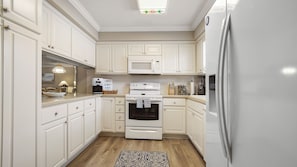Kitchen with 5 burner glass cook top