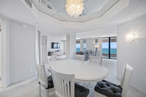 Dining area for six with Gulf views