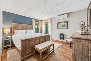 Cozy primary bedroom