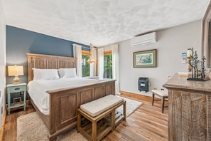 Cozy primary bedroom