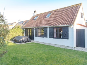 Sky, Plant, Property, Building, Window, Land Lot, Wood, Grass, Cottage, Residential Area