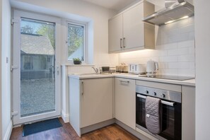 The Studio - 1 Bedroom Cottage - Princes Gate (25226)