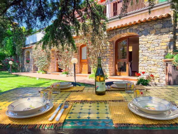 Building Exterior, Dining Room, Garden