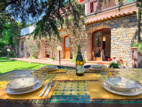 Building Exterior, Dining Room, Garden