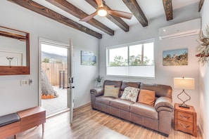 Living Room | Queen Sleeper Sofa | Smart TV | Free WiFi | Board Games