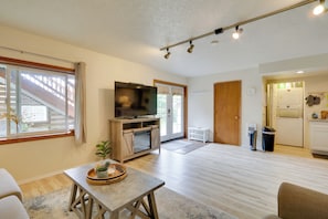 Living Room | Free WiFi | Smart TV | Electric Fireplace | Central A/C & Heating