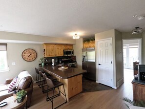 Well equipped kitchen, seating for 4