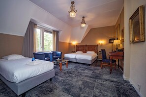 Unit with 3 Twin-size beds
